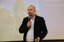 – Inwestycja w profilaktykę mastitis to konieczność i nie można oszczędzać na środkach tę profilaktykę wspomagających. Powszechnym błędem jest np. niedoleczenie paciorkowca wymieniowego z powodów oszczędnościowych, kiedy nie stosujemy przez kolejnych 5 dni tubostrzykawek – przestrzegał dr Sebastian Smulski