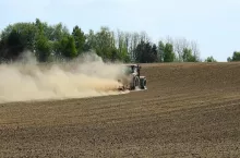 Z badania wynika, że 63% rolników obawia się, że nieprzewidziane zjawiska pogodowe przyniosą straty dla ich gospodarstwa