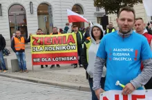 Protest przed Pałacem Prezydenckim 1 października 2022 r. przeciwko budowie Lotniska CPK oraz Kolei Dużych Prędkości