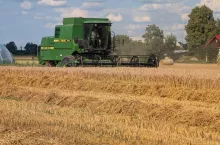 Kombajn John Deere koszący pszenżyto