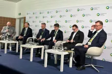 Dyskusja ekspertów podczas panelu otwierającego VII Europejskie Forum Rolnicze w Jasionce, poświęconego ocenie ekoschematów w latach 2023–2024. Na zdjęciu widoczna pełna sala uczestników oraz prelegenci omawiający propozycje zmian w systemie wsparcia rolników.