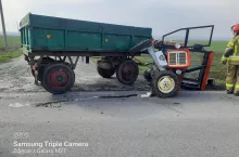 Po zderzeniu z BMW, ciągnik wylądował na boku.