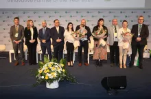 Laureaci konkursu „Innowacyjny Rolnik 20-lecia TPR” wraz z organizatorami i partnerami na scenie forum w Jasionce