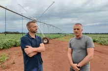 Mariusz Baścik (po lewej) i Marcin Baścik (po prawej) z kanału „Gospodarstwo w Afryce” pokazują, jak zbudowali system nawadniania pól.