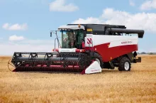 Kombajn zbożowy Rostselmash ACROS 595 Plus podczas pracy na polu w słoneczny dzień