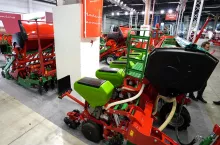 Agro-Masz zaprezentuje swój nowy siewnik punktowy Falcon 6E podczas Pokazu siewu kukurydzy w Młodzikowie (k. Środy Wlkp.).