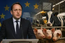 Komisarz UE Olivér Várhelyi na tle flag Unii Europejskiej. Obok nowoczesna hodowla zwierząt. Symbol debaty o nowych przepisach dotyczących dobrostanu.