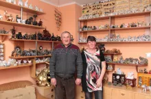 Justyna i Marian w pokoju „słoniowym” na tle idącej w tysiące sztuk kolekcji. Jak mówią gospodarze, słonie muszą jednak ustąpić rekinowi, kiedy przyjeżdża dzieciarnia