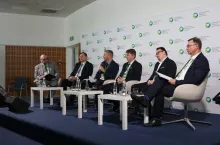 Uczestnicy debaty otwierającej tegoroczne forum w Jasionce