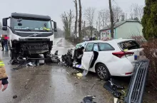 Mlekowóz zderzył się z osobowym autem.