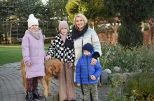Katarzyna Olewińska-Pałyska z dziećmi – od lewej – Ania, Tosia, Franek i rodzinny pupil Lusi