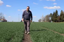 Marek Gawron na plantacji pszenicy