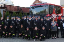 Strażacy OSP Pietrowice Wielkie na tle wozu bojowego, którym m.in. dysponują