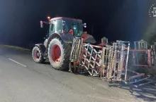 Kierująca BMW uderzyła w tył ciągnika, ale do sądu trafi rolnik.