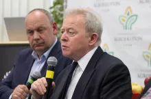 Nie dostarczajmy argumentów tym, którzy chcą się z tej polityki wycofać. Jast bardzo silna presja, żeby odstąpić od dopłat bezpośrednich i może zostawić tylko jakieś elementy drugiego filaru – apelował Janusz Wojciechowski. 