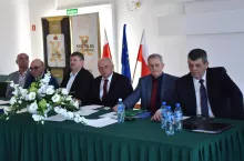 Prezydium zabrania, od lewej: asesorzy – Jarosław Drogosz, Roman Kołodziejski, sekretarz Jan Zagórski, przewodniczący Witold Dziurlikowski, wiceprezes Adam Mazurowski, prezes Grzegorz Gańko