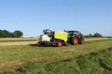 Prasoowijarka Claas Rollant 630 Uniwrap wyposażona jest w nowy podbieracz Multiflow o mniejszym zapotrzebowaniu mocy i większej wygodzie konserwacji niż wcześniej.