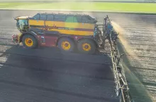 Vredo VT7028-3 samobieżny beczkowóz z opracowaną przez rolnika 51-metrową belką polową.