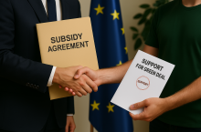 Ilustracja przedstawia wymianę dokumentów między przedstawicielem instytucji unijnej a aktywistą w zielonej koszulce. Tematyka odnosi się do informacji EFA News o wykorzystaniu unijnych dotacji na działania lobbingowe ekologów.