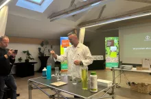 Zwieńczeniem wydarzenia Media Day 2025 były warsztaty prowadzone przez Tomasza Kaźmierczaka, managera ds. rozwoju produktu, poświęcone poprawie parametrów cieczy roboczej. Skupiono się na skuteczności rozwiązań takich jak Inex-A oraz nowości w ofercie firmy – PH Opti Pro, który zmniejsza pH cieczy roboczej i ogranicza twardość wody