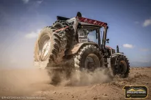 Ciągnik Massey Ferguson w pustyni podczas Morocco Desert Challenge 2025