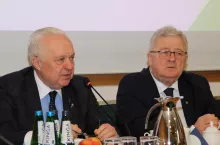 Wiceminister rolnictwa Jacek Czerniak oraz minister Czesław Siekierski podczas konferencji prasowej 10 kwietnia