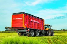 Schuitemaker z pomarańczowym ciągnikiem
