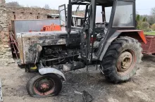 Spalony ciągnik rolniczy na terenie gospodarstwa