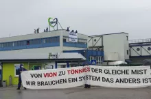 Aktywiści przedostali się na teren rzeźni Vion w niemieckim Crailsheim (Badenia-Wirtembergia) i protestują przeciwko przejęciu tego zakładu przez firmę Tönnies.