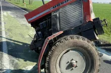 Pół ciągnika po zderzeniu z autem osobowym