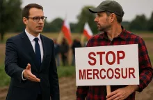Na zdjęciu rolnik z transparentem ”STOP MERCOSUR” odwraca się od urzędnika wyciągającego do niego rękę. W tle widoczni są inni protestujący z biało-czerwonymi flagami. Scena symbolizuje brak zainteresowania rolników pracą w zespołach roboczych mimo wcześniejszych postulatów.