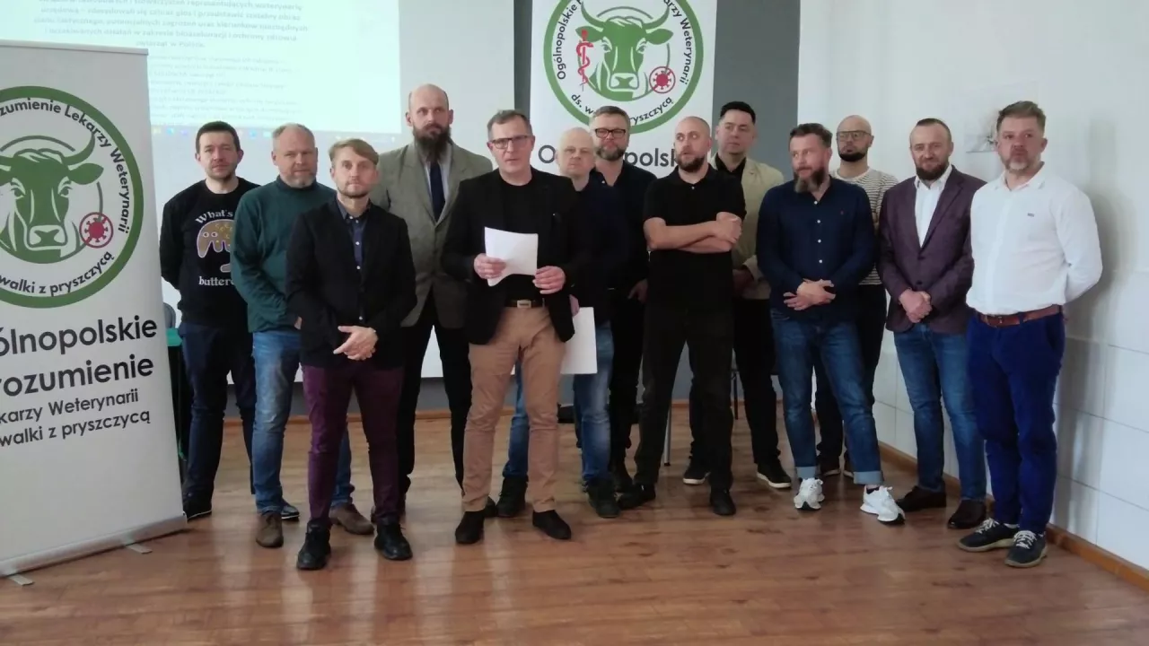 Porozumienie Lekarzy Weterynarii do spraw Walki z Pryszczycą, zawiązane 16 kwietnia br. w Zdunach, jako kluczowe działania w ochronie naszego kraju przed wirusem wskazuje wstrzymanie transportu zwierząt z całego terytorium Węgier i Słowacji oraz wzmocnienie sił Inspekcji Weterynaryjnej