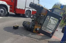 Ursus na boku po zderzeniu z samochodem osobowym