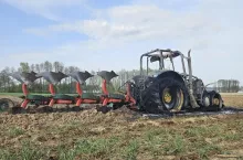 Spalony ciągnik na polu skrywał przerażający widok - zwęglonego ciała ludzkiego