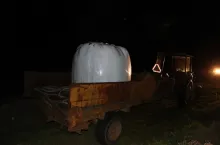 Pod osłoną nocy wywoził bele z pola sąsiada