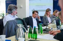 - Prace polowe oraz obawy o brak opadów powodują, że wielu rolników niechętnie sprzedaje ziarno, przewidując niższe zbiory w nadchodzącym sezonie – podaje resort rolnictwa. 