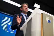 Christophe Hansen podczas konferencji prasowej w Brukseli, marzec 2025