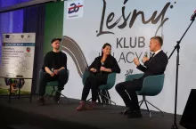 Jakub Chwistek i Magdalena Zawadzka – twórcy Leśnego Klubu Kolacyjnego, wraz z Aleksandrem Bomberskim, brokerem innowacji z CDR w Brwinowie