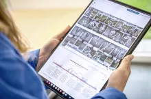 Rolnicy, lekarze weterynarii i doradcy mogą przeglądać analizy przez tablet lub aplikację mobilną. (Źródło: Schildmann)
