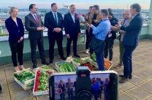 Briefing prasowy w Broniszach. Od lewej: Ewa Piszczek, Mazowiecki Wojewódzki Inspektor IJHARS, dr Przemysław Rzodkiewicz, Główny Inspektor IJHARS, Stefan Krajewski, Sekretarz Stanu w MRiRW oraz Krzysztof Karpa, Prezes Zarządu Spółki ”Warszawski Rolno-Spożywczy Rynek Hurtowy S.A.” w Broniszach.