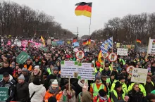 Tysiące rolników demonstruje w centrum Berlina przeciwko cięciom dopłat, unijnej biurokracji i liberalizacji handlu. Protest zorganizowany przez niemieckie organizacje rolnicze przyciągnął tłumy z całego kraju.