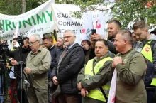 Obok leśników i przedstawicieli branży drzewnej w Warszawie pojawili się także myśliwi i rolnicy. Ci ostatni zwracali uwagę, że wspierają protest, ponieważ interesy wszystkich grup się przeplatają