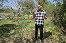 Założyciel pasieki Aleksander Olejniczak z Doliny Natury
