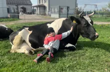 Hania ma 8 lat, kocha zwierzęta i chętnie pomaga w opiece nad krowami.