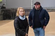 Pan Tomasz z żoną, zamiast inwestować w rozwój gospodarstwa i upraw, musi teraz borykać się z literą prawa