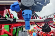 910366