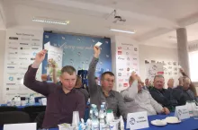 Delegaci podczas głosowania