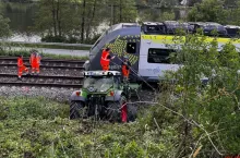 Ciągnik stoczył się ze skarpy i wjechał na torowisko.