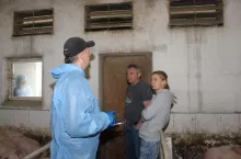 Wiktor Antuszewicz sprawdził sektor po sektorze, jak powietrze rozchodzi się w poszczególnych pomieszczeniach. Na zdjęciu z gospodarzem Sławomirem Melibrudą oraz lekarzem weterynarii Magdaleną Rajską