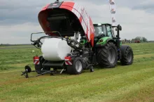 Zaletą owijania beli folią bezpośrednio na łące jest umożliwienie niemal natychmiast prawidłowego procesu fermentacji, fot. KW kuhn i-bio